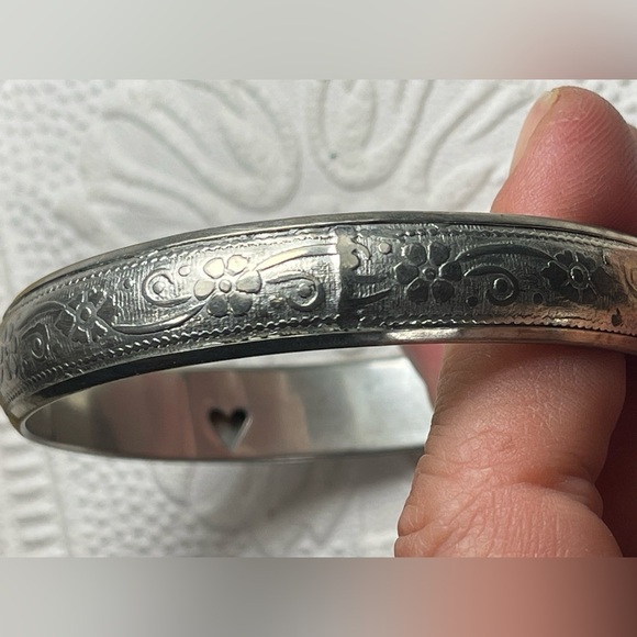 Beautiful Vintage Silver Tone Hollow Bangle Floral Etched Bracelet Heart Cutouts - Picture 6 of 7